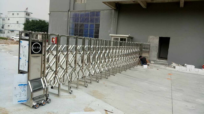 伸縮門廠家不同材質(zhì)的特點